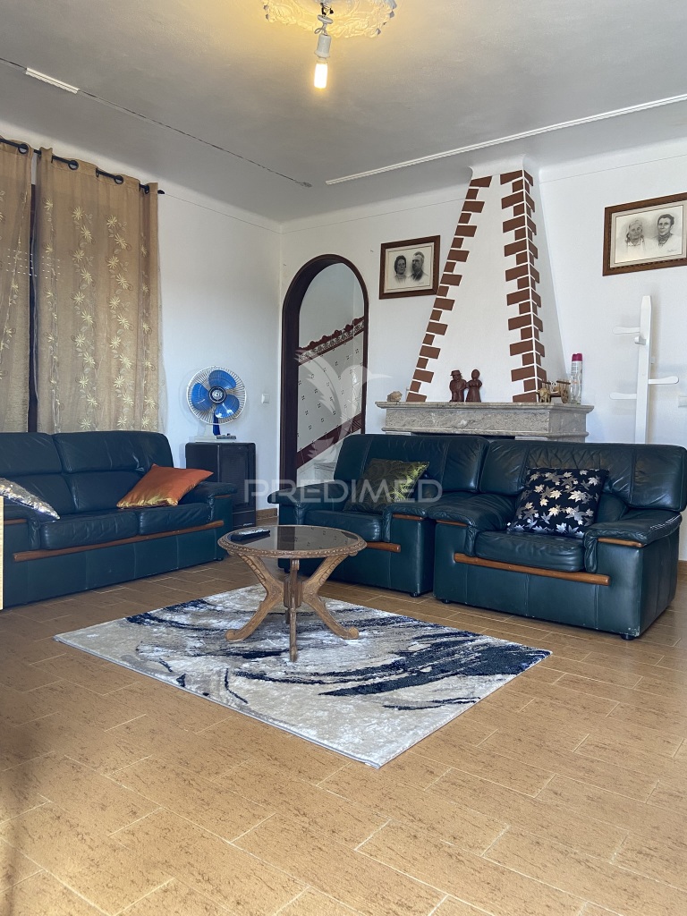 Moradia Bi-Familiar T4 + 2