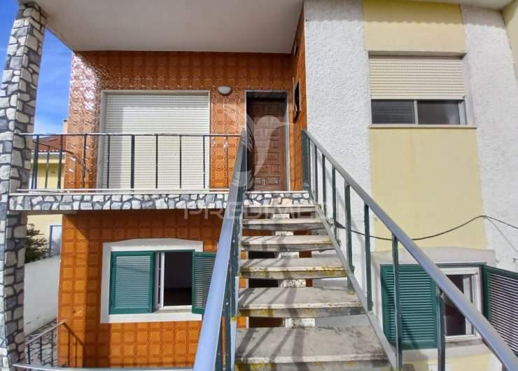 Moradia Bi-Familiar T5