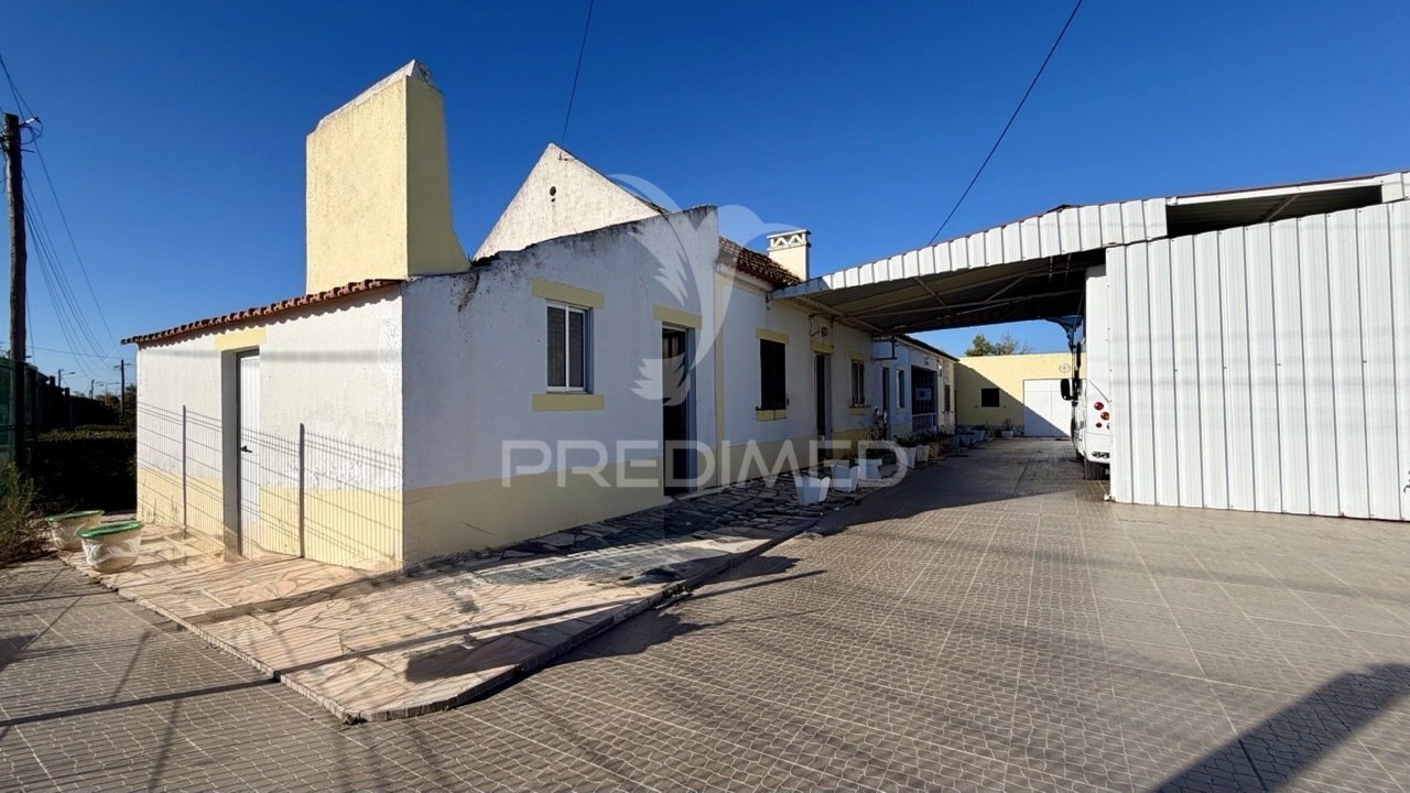 Moradia Bi-Familiar T4