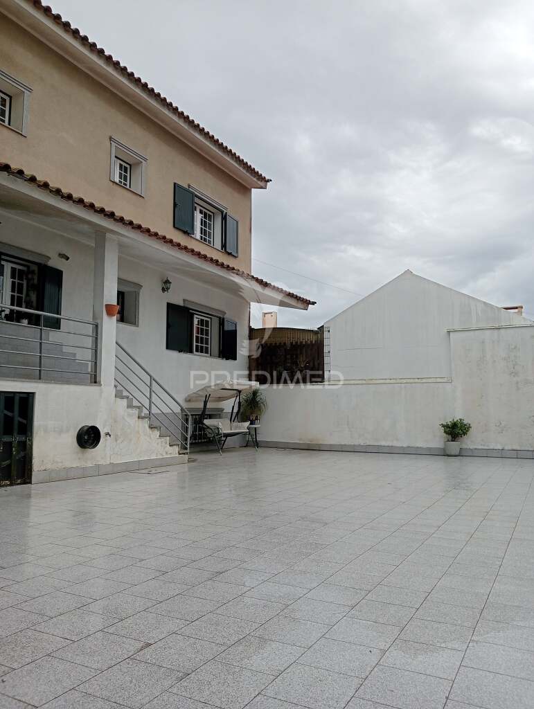 Vivenda de Primeiro Andar T4 + 1