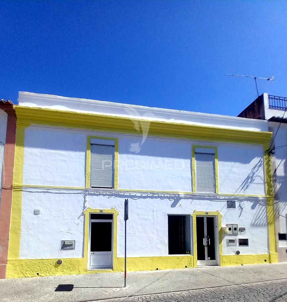 Casa com Espaço Comercial T8