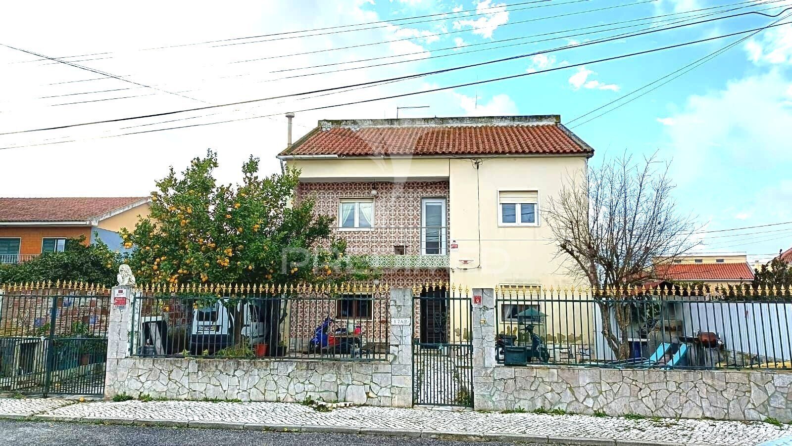 Moradia Bi-Familiar T5